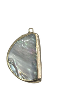 Cargar imagen en el visor de la galería, Dije Madre Perla
